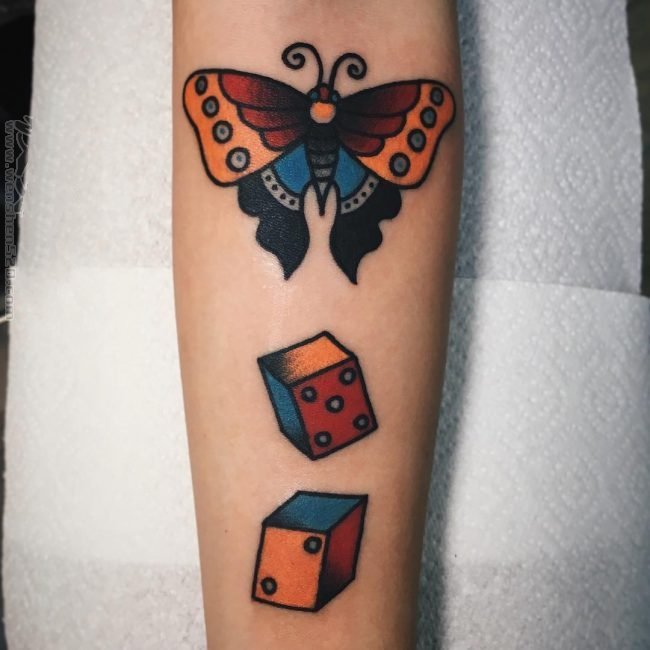 点击大图看下一张：纹身蝴蝶女  翩翩飞舞的蝴蝶纹身图案