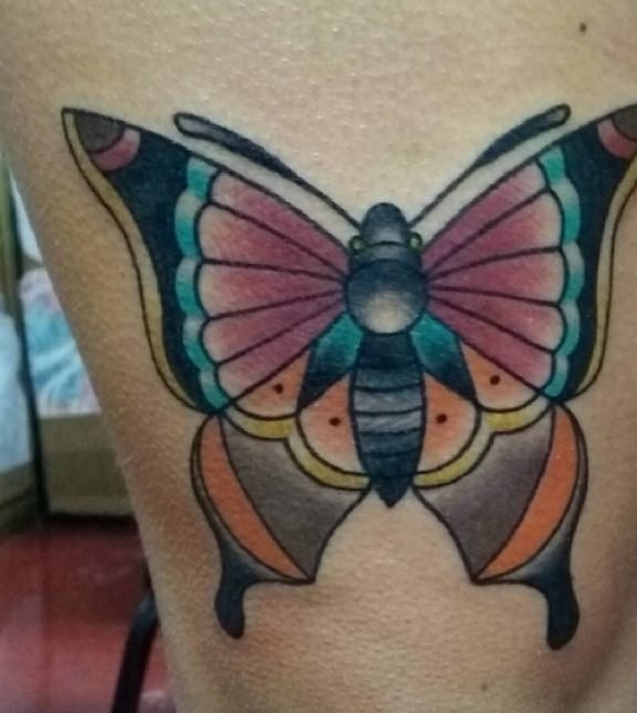 点击大图看下一张：纹身蝴蝶女  翩翩飞舞的蝴蝶纹身图案