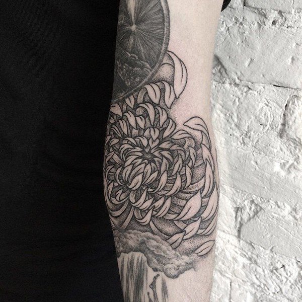 点击大图看下一张：纹身菊花图案    多款怒放的菊花纹身图案
