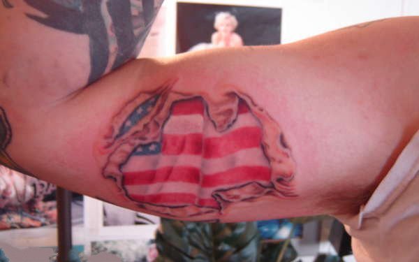 点击大图看下一张：美国国旗纹身   多款个性十足的美国国旗纹身图案
