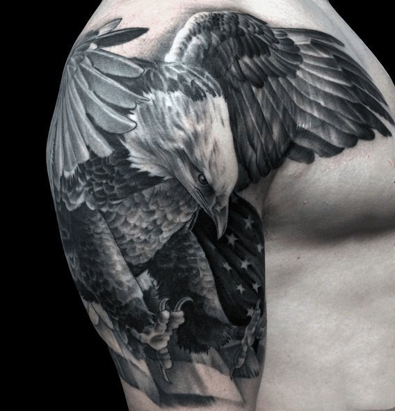 点击大图看下一张：纹身老鹰图片  迅猛而又霸气的老鹰纹身图案