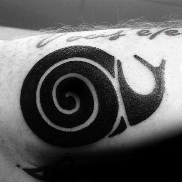 点击大图看下一张：蜗牛纹身图案   行动缓慢的蜗牛纹身图案