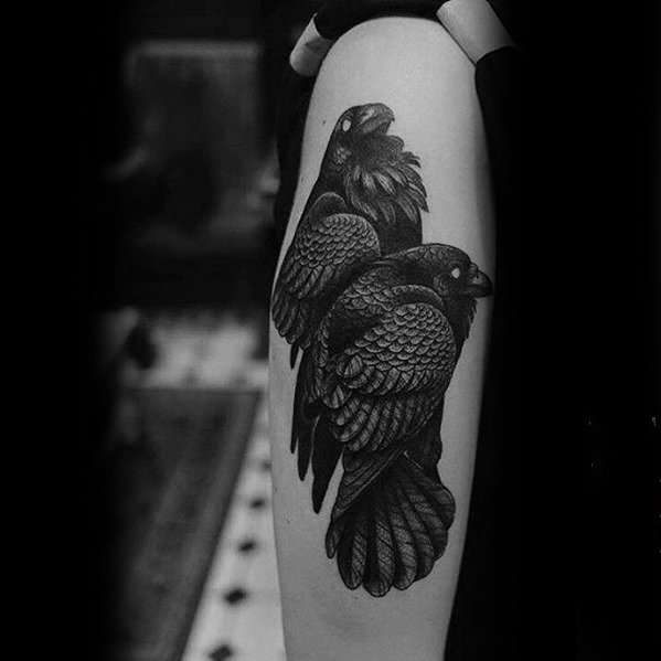 点击大图看下一张：乌鸦纹身图   色调灰暗的乌鸦纹身图案