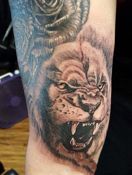 点击大图看下一张：狮子头纹身图片   威猛慑人的狮子纹身图案