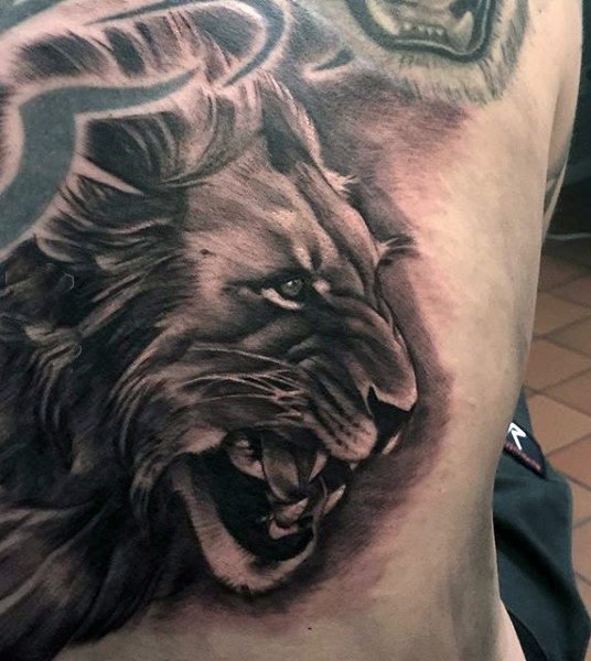 点击大图看下一张：狮子头纹身图片   威猛慑人的狮子纹身图案