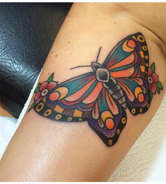 点击大图看下一张：蝴蝶纹身女  漫天飞舞的蝴蝶纹身图案