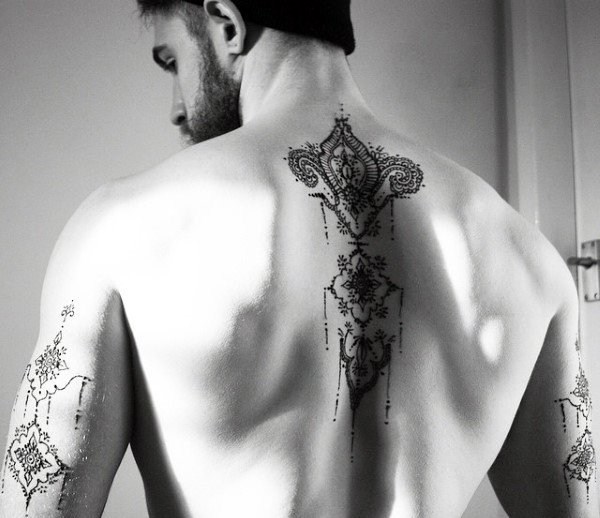 点击大图看下一张：男生脊柱纹身   线条分明的男生脊柱纹身图案
