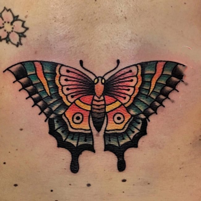 点击大图看下一张：蝴蝶纹身图片   美感十足的蝴蝶纹身图案