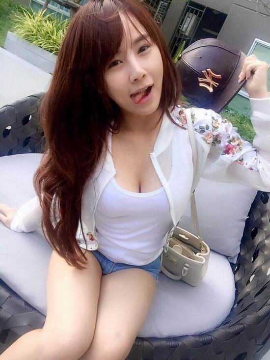 点击大图看下一张：泰国最胸女主播美胸诱惑写真