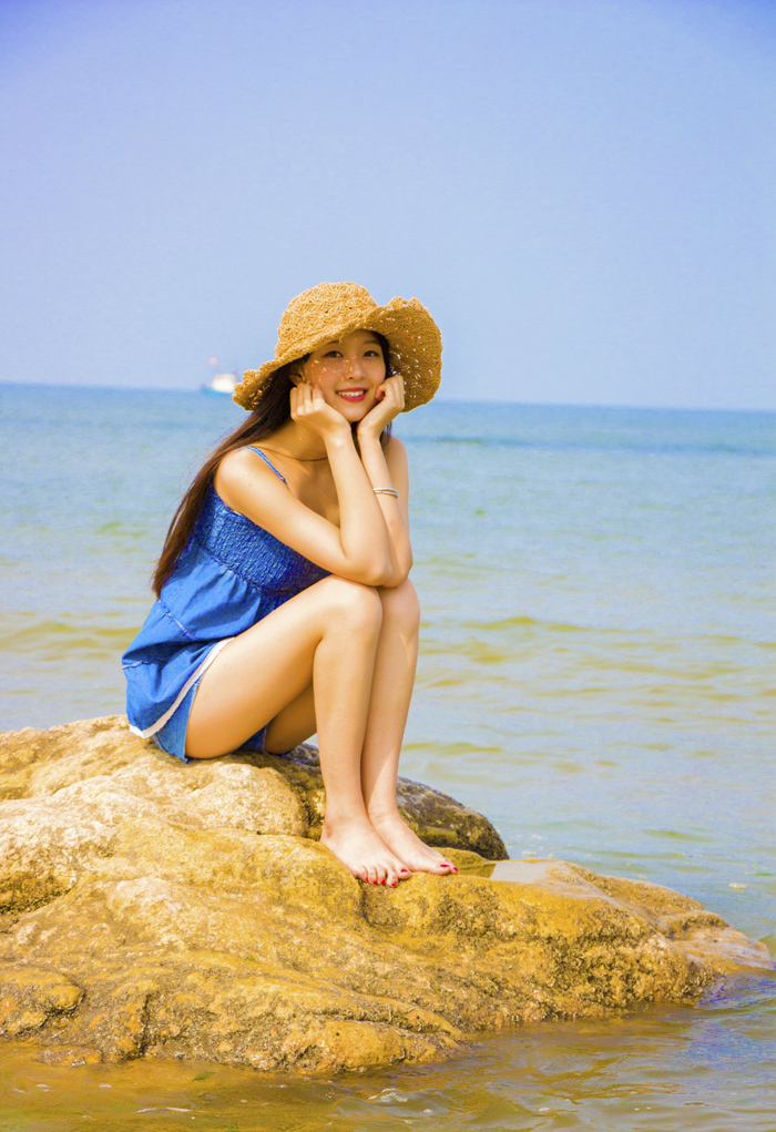 点击大图看下一张：纯情少女身着蓝裙海边唯美写真