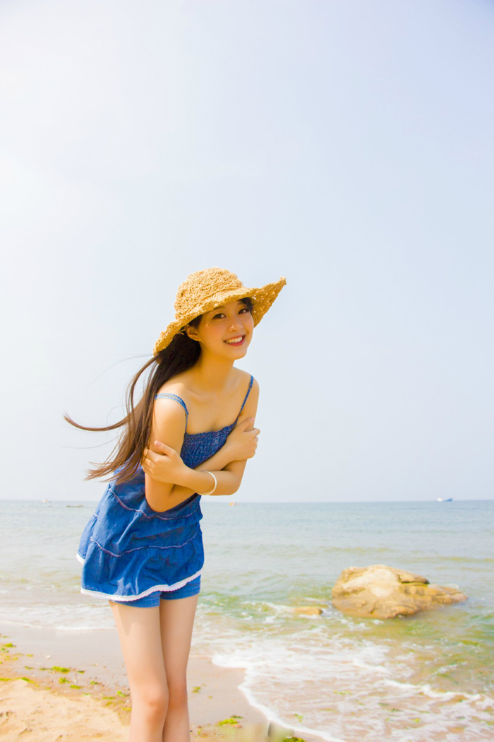 点击大图看下一张：纯情少女身着蓝裙海边唯美写真