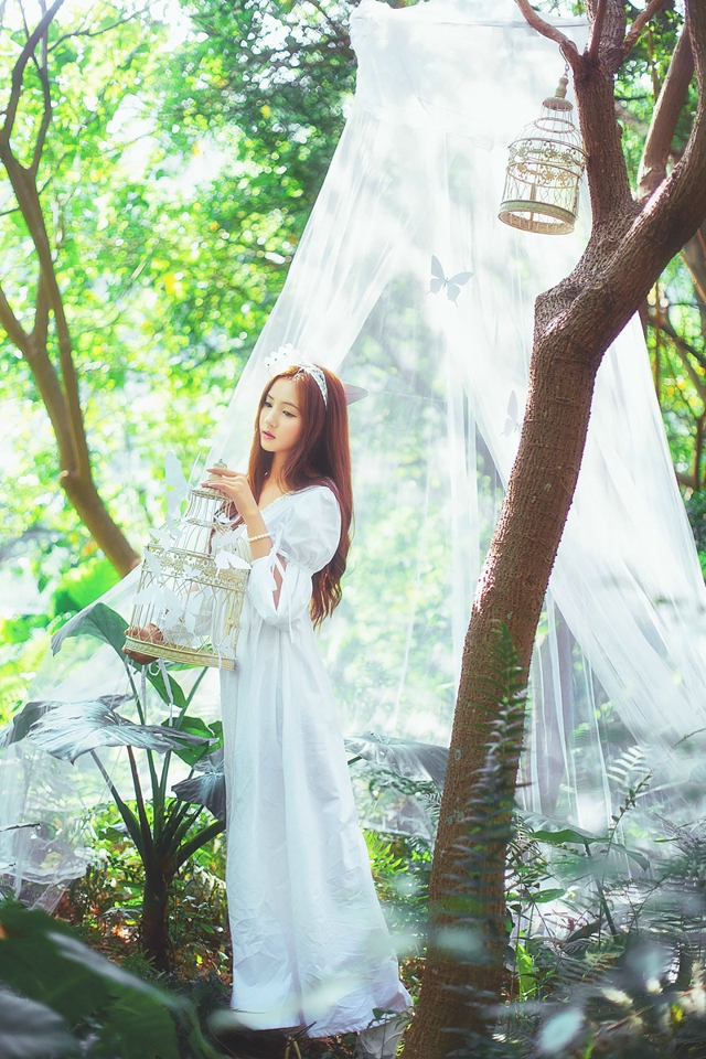 点击大图看下一张：室外小树林纯白长裙唯美仙子性感写真