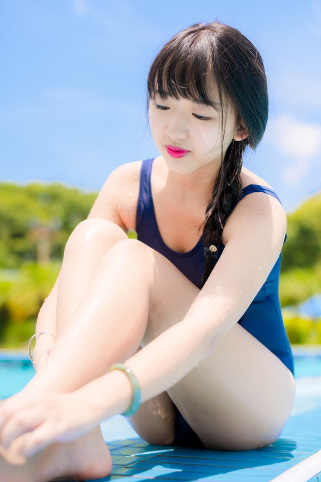 点击大图看下一张：青春美少女夏日泳池高清清纯写真