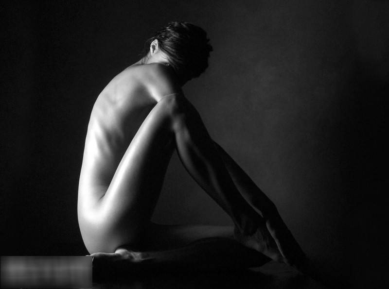 点击大图看下一张：印度美女人体艺术特色黑白写真