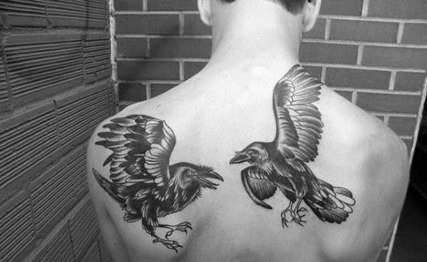 点击大图看下一张：乌鸦纹身图   凌空飞翔的乌鸦纹身图案