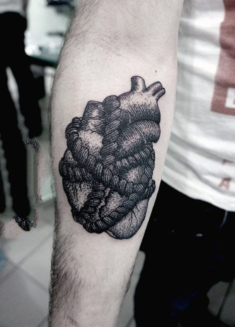 点击大图看下一张：心脏纹身图案   黑色色调的心脏纹身图案