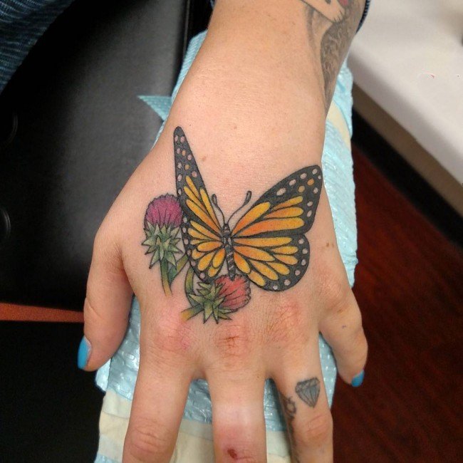点击大图看下一张：蝴蝶纹身图片   花间飞舞的蝴蝶纹身图案
