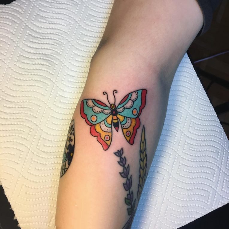 点击大图看下一张：蝴蝶纹身图片   花间飞舞的蝴蝶纹身图案