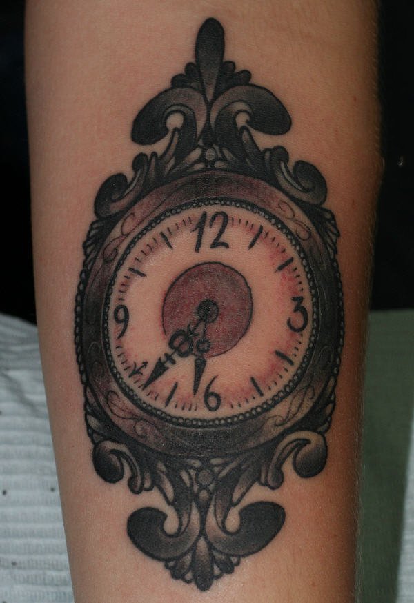 点击大图看下一张：时钟纹身    钟声嘹亮的时钟纹身图案