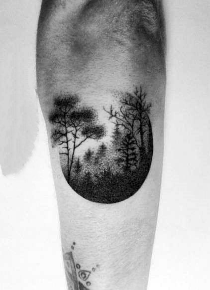点击大图看下一张：纹身黑色   生命力十足的树木纹身图案