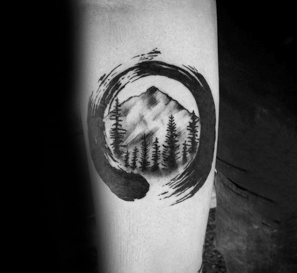 点击大图看下一张：纹身黑色   生命力十足的树木纹身图案