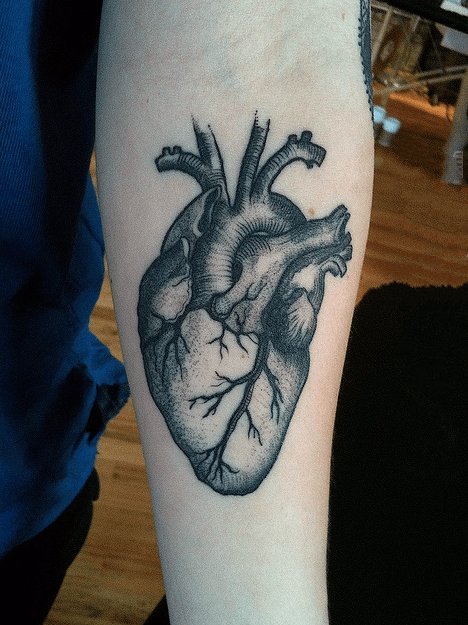 点击大图看下一张：心脏纹身图案   多款黑色色调的心脏纹身图案