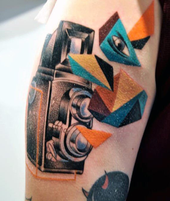 点击大图看下一张：照相机纹身   多款设计感十足的照相机纹身图案