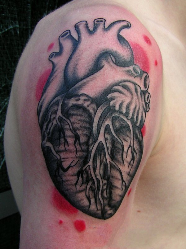 点击大图看下一张：纹身桃心   形态各异的心纹身图案