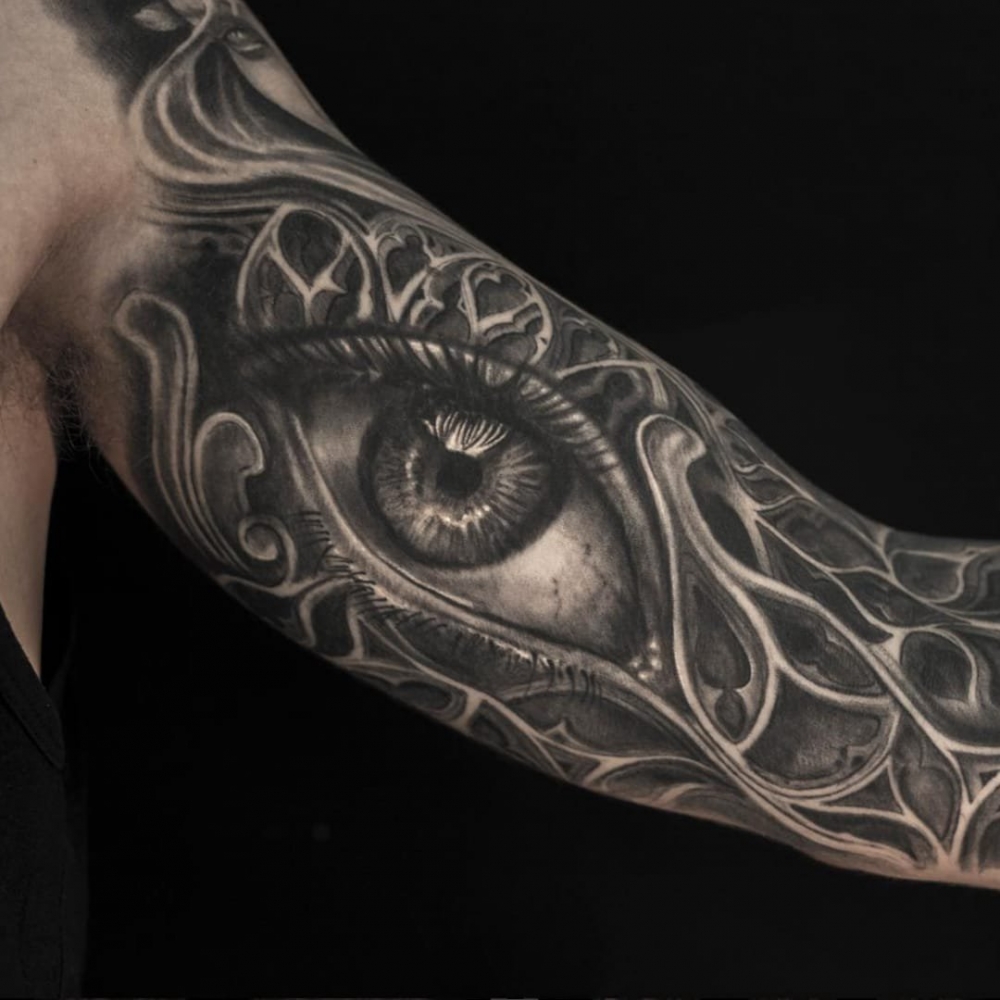 点击大图看下一张：纹身眼睛纹身图案 男性手臂上穿透灵魂的黑色素描纹身眼睛纹身图案