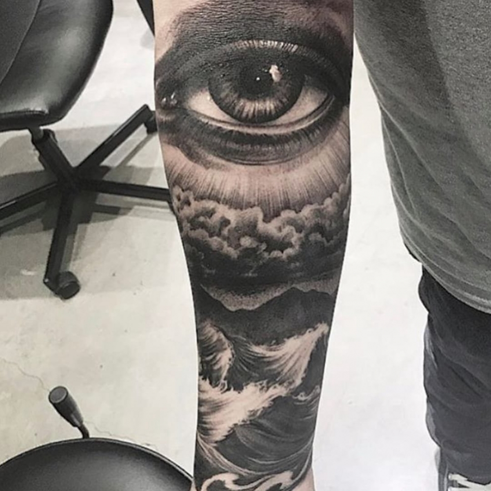 点击大图看下一张：纹身眼睛纹身图案 男性手臂上穿透灵魂的黑色素描纹身眼睛纹身图案