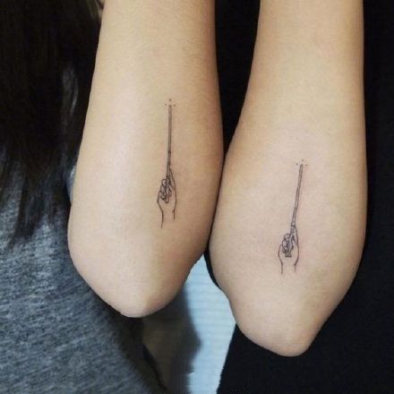 点击大图看下一张：一组适合闺蜜姐妹情侣的简约手臂小清新纹身图案