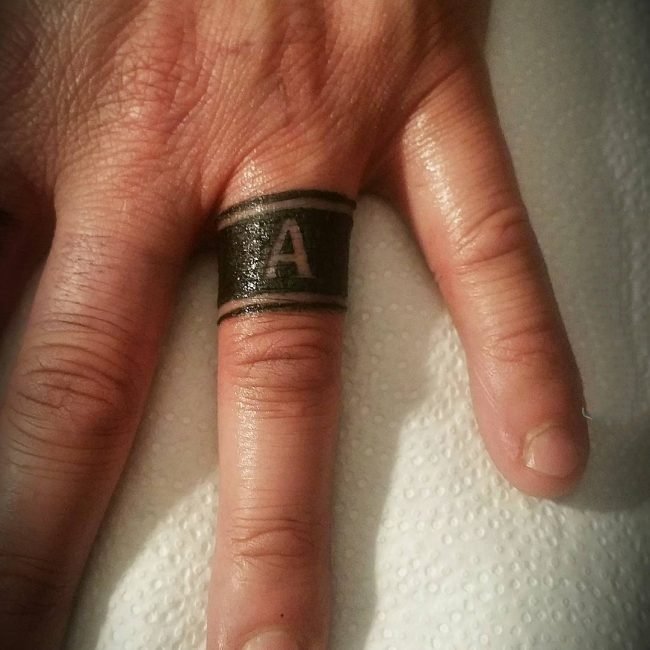 点击大图看下一张：手指纹身戒指   多款适合情侣的戒指纹身图案