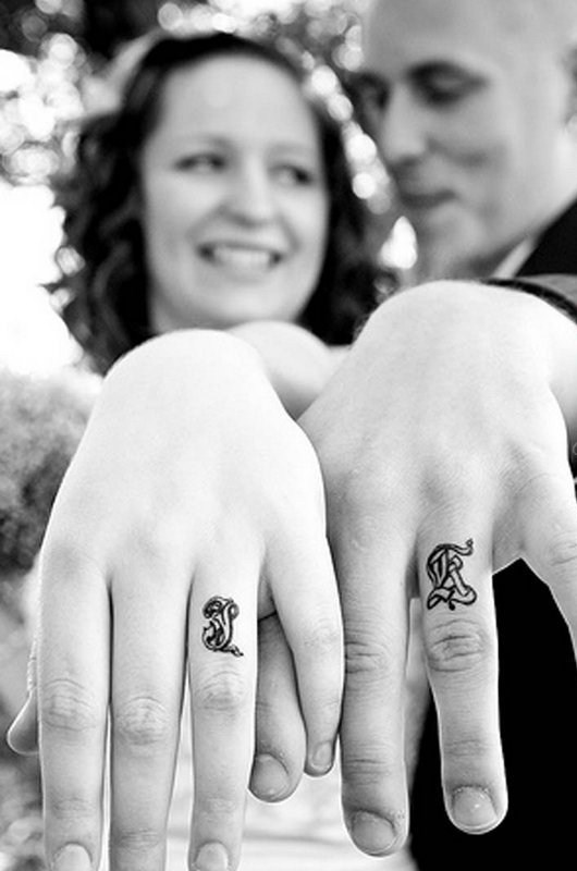 点击大图看下一张：情侣戒指纹身   清新小巧的情侣戒指纹身图案