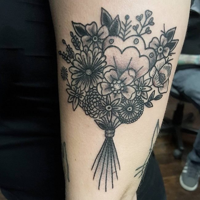 点击大图看下一张：纹身图花朵枝叶  幽香醉人的花朵纹身图案