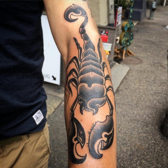 点击大图看下一张：蝎子图片纹身  多款技巧性十足的蝎子纹身图案