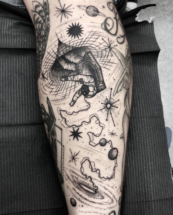 点击大图看下一张：一组腿部优秀的黑灰点刺纹身作品欣赏