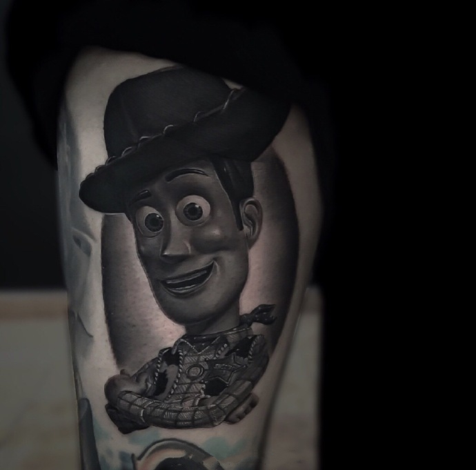 点击大图看下一张：一套欧美动画片角色写实黑灰手臂纹身作品