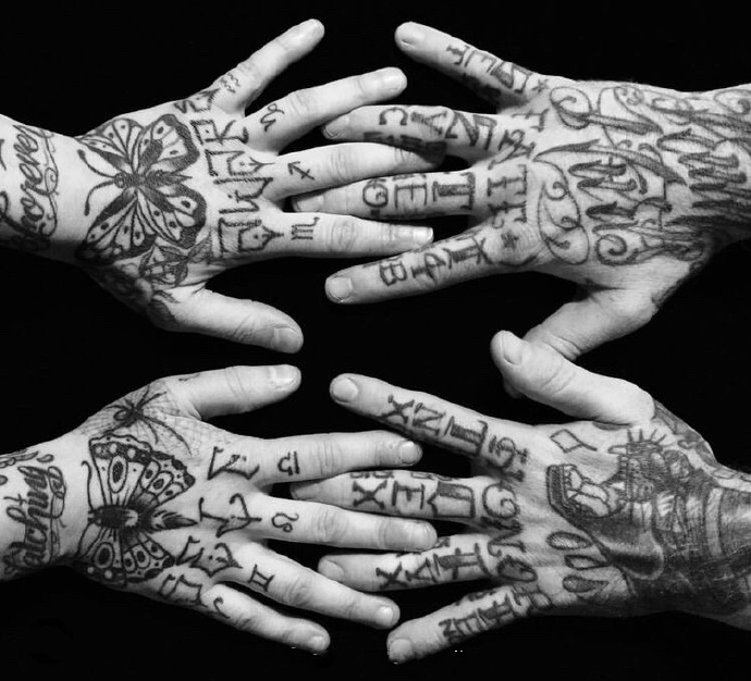点击大图看下一张：一组国外精美的手指手背纹身图案摄影作品图片