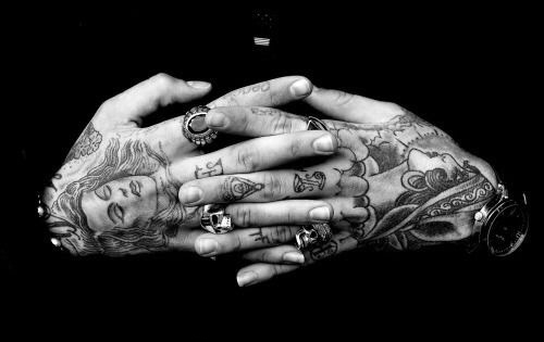点击大图看下一张：一组国外精美的手指手背纹身图案摄影作品图片