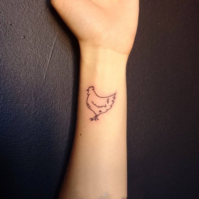 点击大图看下一张：极简线条纹身 女生喜爱的黑色创意手腕纹身图案
