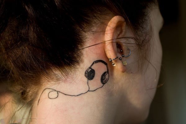 点击大图看下一张：纹身耳朵  极简创意的耳朵小纹身图案