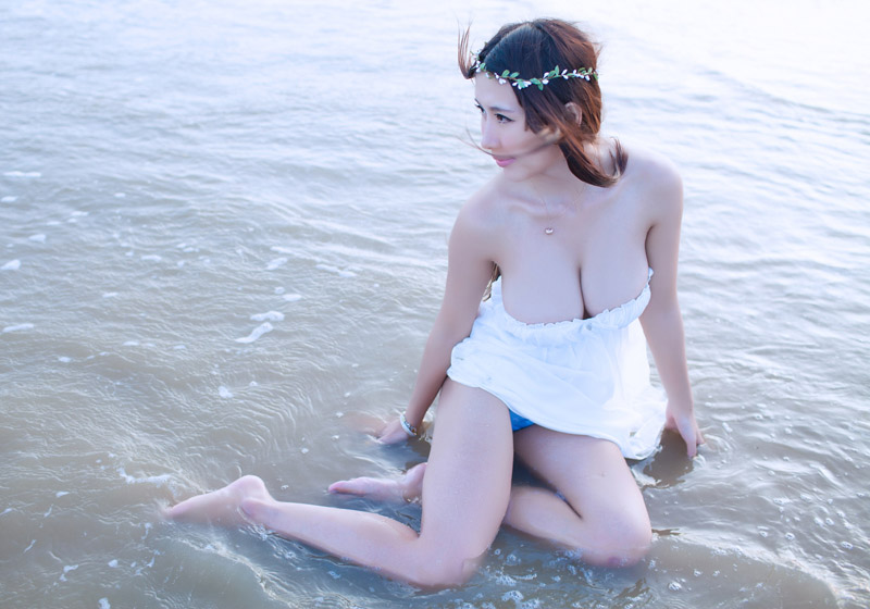 点击大图看下一张：花环女神三亚海边巨乳写真拍摄