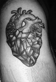 心脏纹身图案   黑色色调的心脏纹身图案
