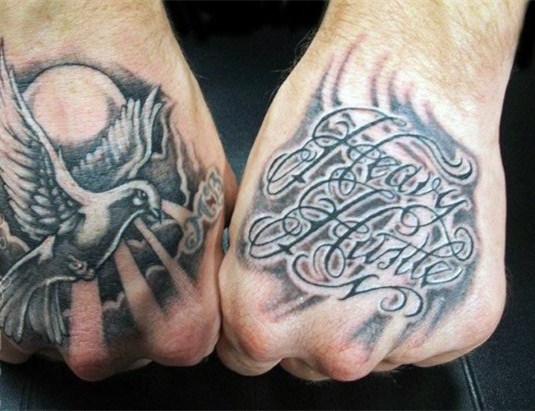 点击大图看下一张：手背纹身   多款风格百变的手背纹身图案