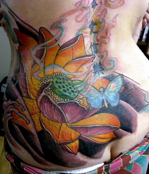 点击大图看下一张：纹身莲花 轻摇曼舞的莲花纹身图案