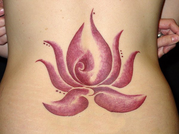 点击大图看下一张：纹身莲花 轻摇曼舞的莲花纹身图案