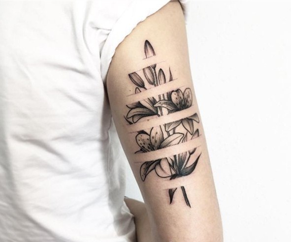 点击大图看下一张：植物纹身  创意的花朵纹身图案