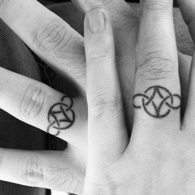 点击大图看下一张：手指纹身戒指   爱意十足的戒指纹身图案