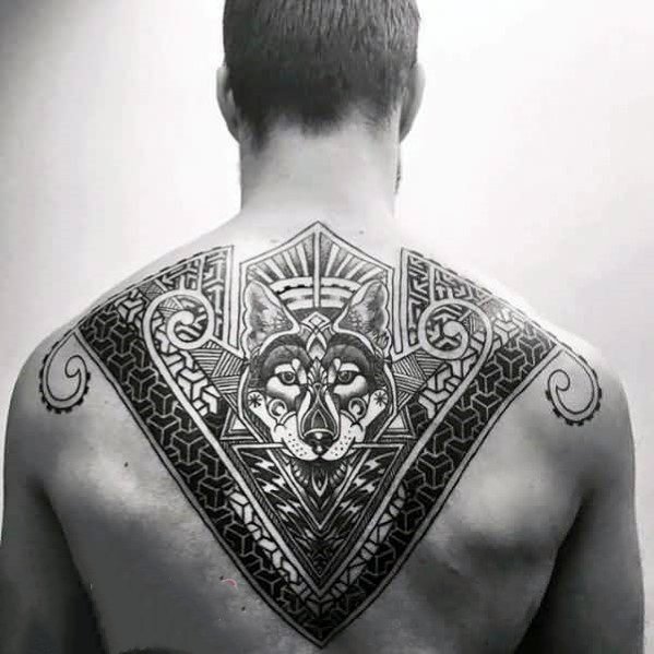 点击大图看下一张：纹身背部   抽象而又动感的背部纹身图案