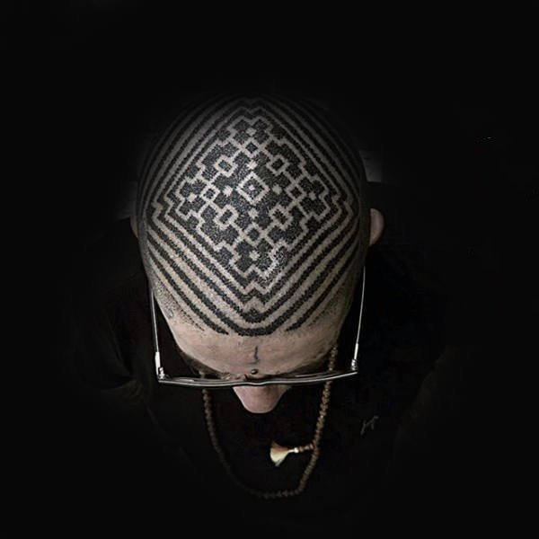 点击大图看下一张：头部纹身图案  炫酷而又个性的头部纹身图案